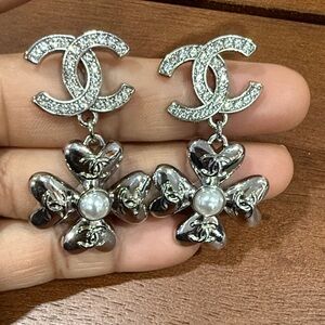 Chanel Upcycled Elegant Silver pearl earrings